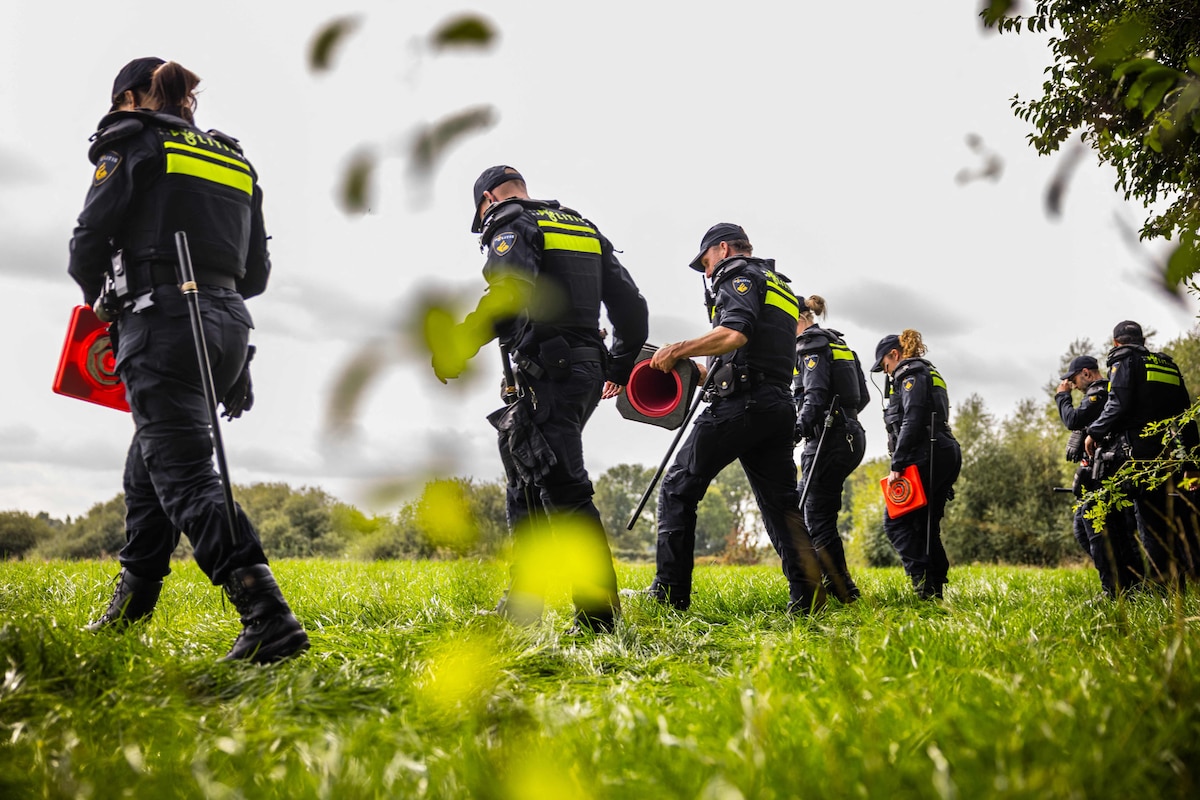 Netherlands' Police Mobile Unit conducts a search in a field, a day after a shooting incident, resulting in the death of a 51-year-old, reportedly a security guard, in Overasselt, southeastern Netherlands on September 2, 2026. Dutch authorities said on September 1 they had arrested 34 people, including French, Belgian and Algerian nationals, after a pre-dawn shootout reportedly linked to a notorious drug lord that claimed one life. (Photo by ROB ENGELAAR / ANP / AFP) / Netherlands OUT