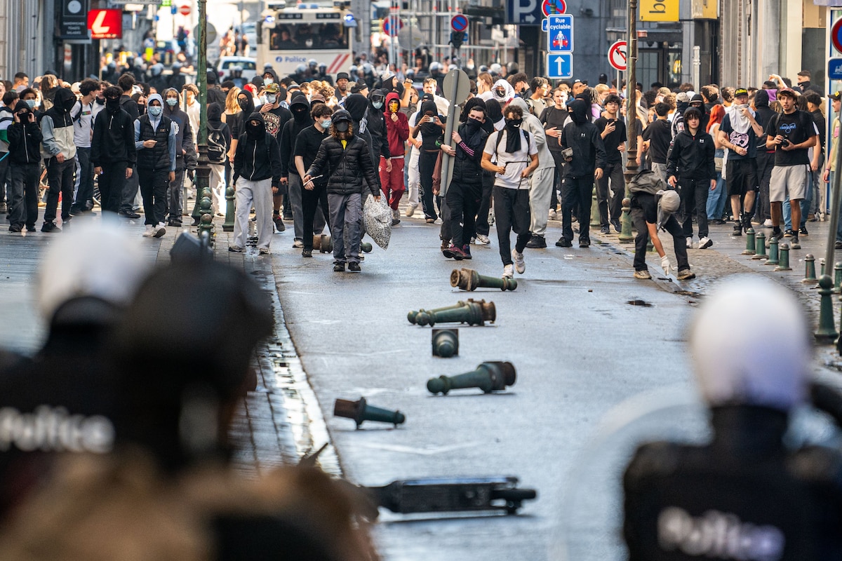 Youths confront riot police as students gather outside several schools in Liège during a protest against education reforms and budget cuts, on Tuesday 6 October 2026. Yesterday police arrested 16 people after the protests turned violent. The protests in French-speaking Belgium have been ongoing for months, following a series of reforms and budget cuts introduced by the French Community Government.
BELGA PHOTO JONAS ROOSENS