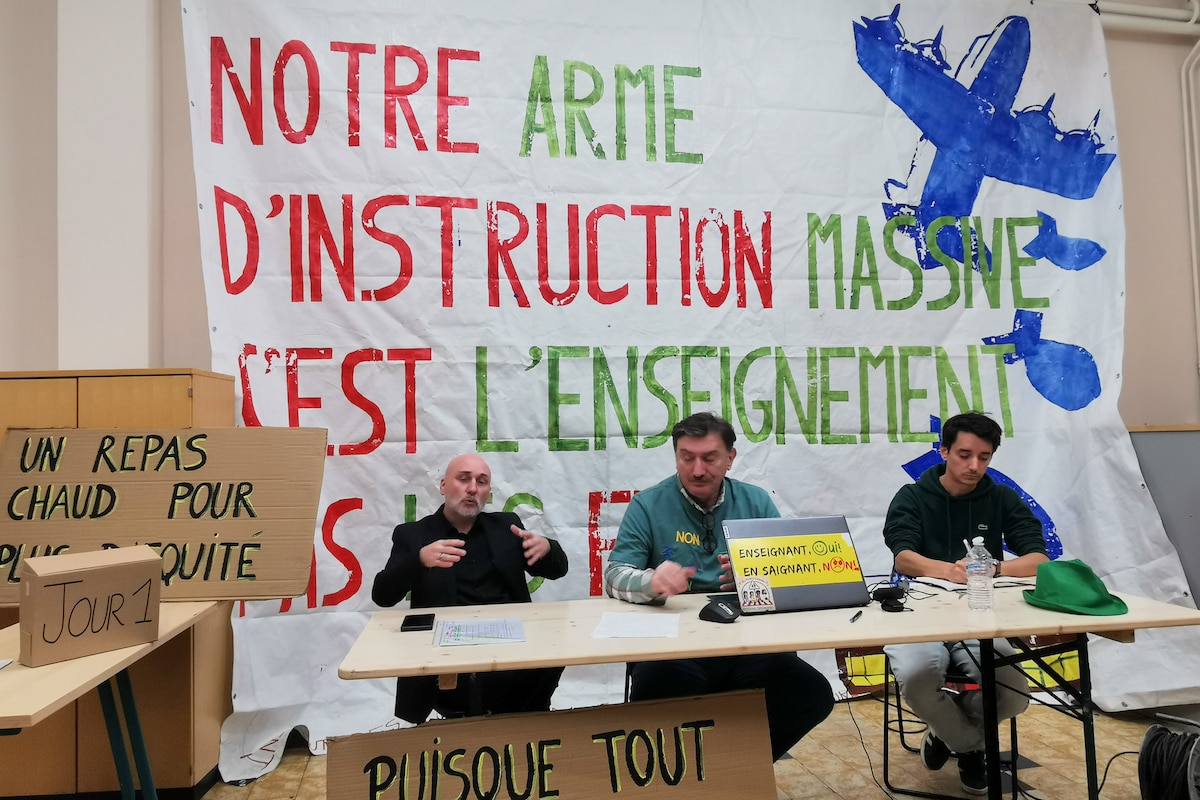 A three-day hunger strike (07-09/10) by teacher Michel Barile (C) protesting the removal of free hot meals in primary schools, at the Filles de Marie Institute in Saint-Gilles, on Wednesday 07 October 2026. BELGA PHOTO MATEUSZ KUKULKA