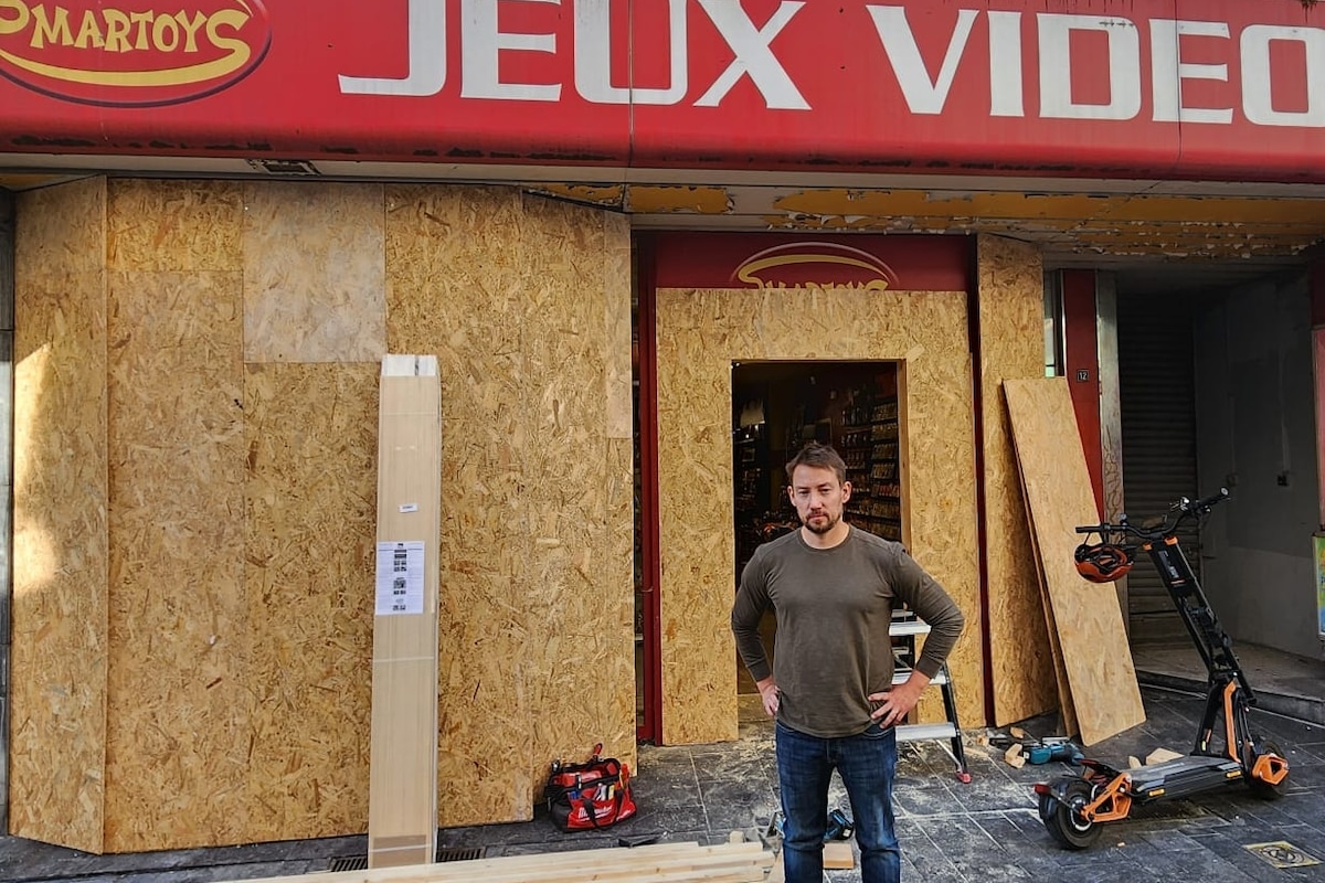 Le Smartoys, situé rue de la Régence à Liège, a été pillé par des manifestants ce mardi 6 octobre.