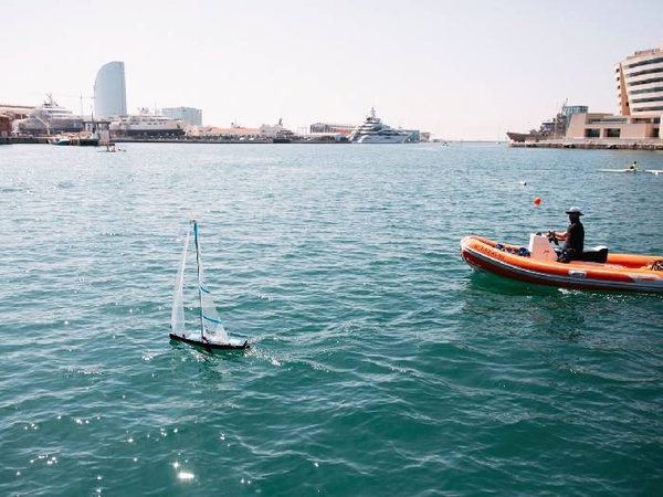 El veler de l'eTech Sailing de l'EEBE durant la competició al port de Barcelona